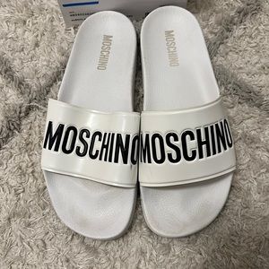 Moschino pool slides white size 10/43